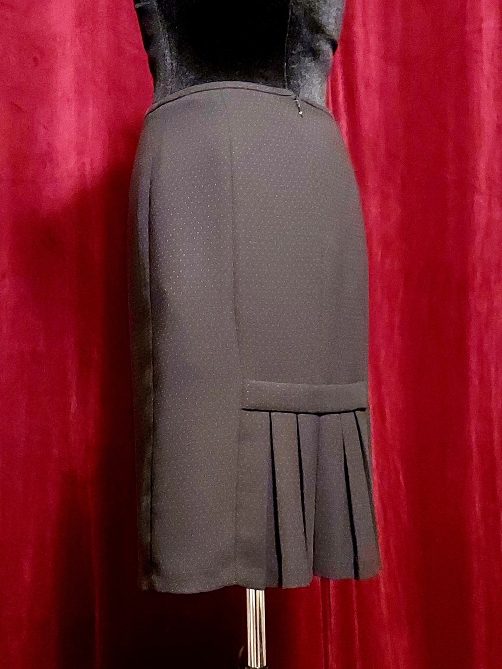 Tahari Workwear Black Pencil Skirt With Red Micro Dots - Sz. 4